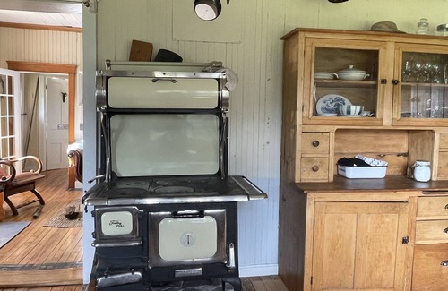 Unorganized Centre Parry Sound Other | 1890's Farmhouse in Wilderness (*With STARLINK and X Country Ski Trails!*)