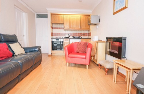Borth-y-Gest Cottage | 18D SOUTH SNOWDON WHARF, pet friendly, with a garden in Porthmadog