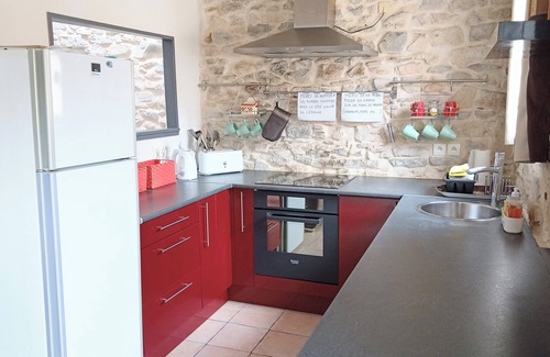 Marsillargues House | 18th century stone village house with terrace, 15 minutes from beaches.