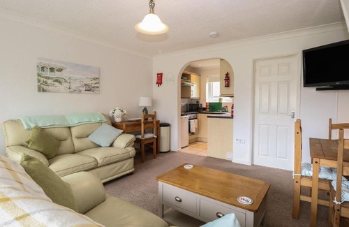 Corton House | 19 Waterside Park