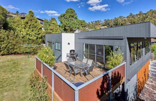West Launceston House | 190 m² House ∙ 3 bedrooms ∙ 8 guests