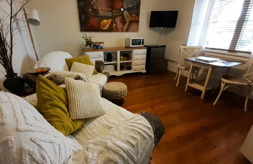 Benalla Cottage | 1904 Benalla central: Ideal for couples, singles, & pets.