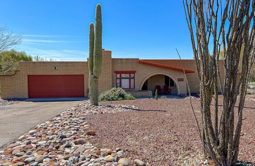 The Foothills House | 191 m² House ∙ 3 bedrooms ∙ 8 guests