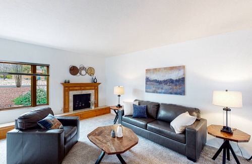 The Foothills House | 191 m² House ∙ 3 bedrooms ∙ 8 guests