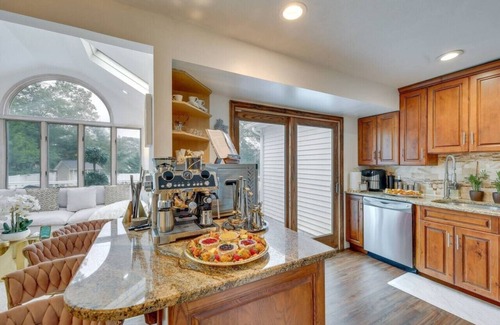 Lake Grove House | 191) Perfect for larger groups!