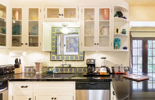 Park West Apartment | 1920 Carriage House with Backyard Patio