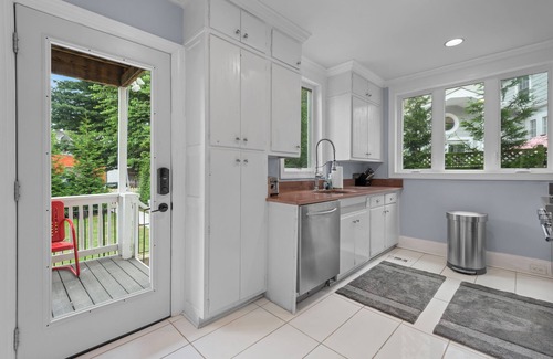 Northwest House | 1920's charm in a 3 Luxury bedroom flat close to everything - renovated bath