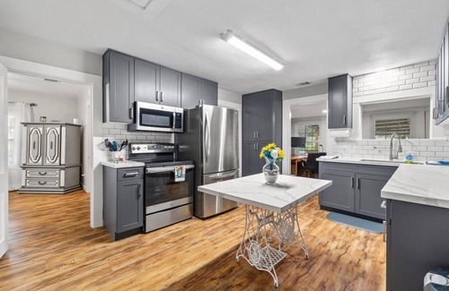 League City Cottage | 1955 Beauty Under the Oaks in Historic Old Town
