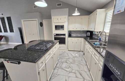 Clodine House | 1976HoustonGem Luminous PvTPool & HotTub DT20mins for LRG Families 6Beds/2Bath