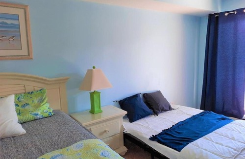Diamond Beach Apartment | 1B/1B condo with Ocean views, Resort style, Free WIFI, Few steps to the Beach!