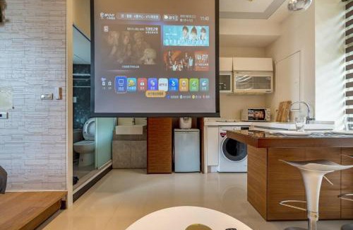 Xinyi Apartment | 1B1b Cinema, Kitchen, Bathtub, Desk, 1.5min to MRT 1房1衛 家庭戲院、廚房、浴缸、書桌,1.5分到市府捷運