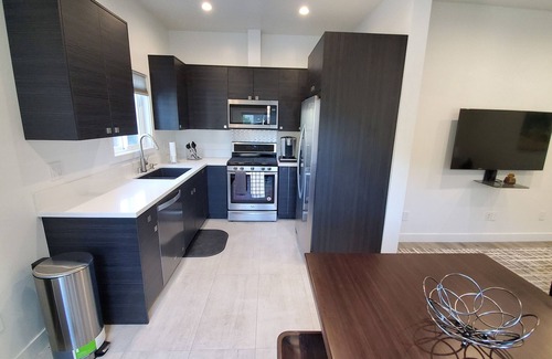 Northridge Apartment | 1BD/1BTH Unit/Queen Bed/Queen Sofa Bed/Wi-Fi/PARKING/EV/UTILITIES