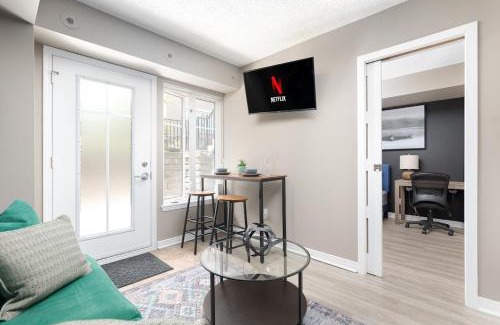 King West Village House | 1BD Townhome Walk to Lake!