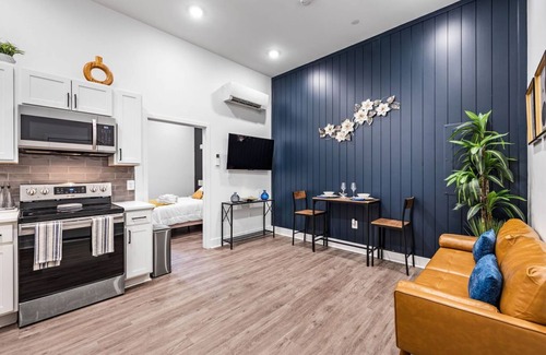 Downtown Baltimore Apartment | 1Bed/Bath Apt in Baltimore 5 min to hospitals, coffee shops, Inner Harbor &more