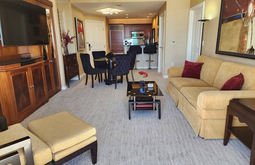 Las Vegas House | 1BR Corner Penthouse Suite/Balcony 31st Floor