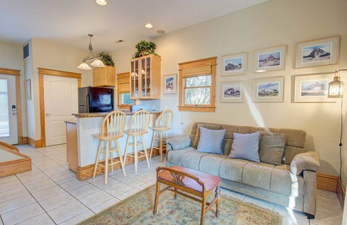 Manteo Cottage | 1BR historic cottage w/fireplace, patio & tub