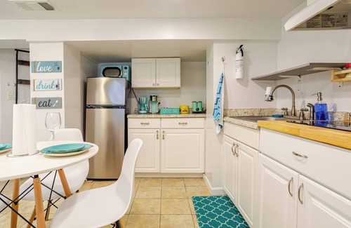 Hackensack River Waterfront Bed & Breakfast | 1BR Manhattan Escape, Netflix & Pet-Friendly