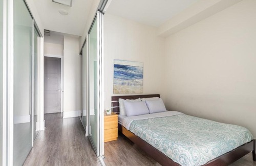 Toronto Entertainment District House | 1BR Upscale Loft with Netflix -& Stunning Views of CN Tower