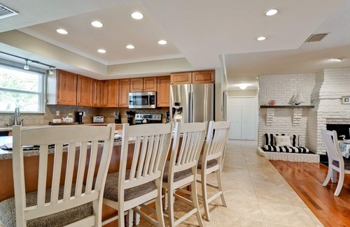 Palma Sola House | 1lvl, htd pool, 4 bd, 2.5bth, 2 king, sunroom, private, close2beach! NO DMG