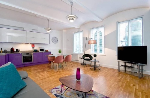 Clerkenwell Apartment | 1M Farringdon sleeps 4 Large 1BR Former Warehouse