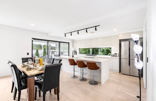 Upper Kedron House | 1min to Shop! BrandNew 4BR Modern Home Central A/C