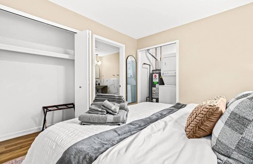 Roseville Apartment | 1st Floor 1BR Flat, King Bed, End Unit