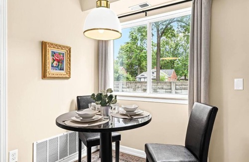 Roseville Apartment | 1st Floor 1BR Flat, King Bed, End Unit