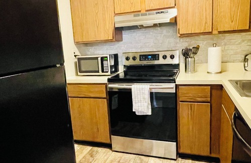 Primos Secane Apartment | 1st Floor 2BR in Primos Near Airport & Sports AC + WiFi Comfort