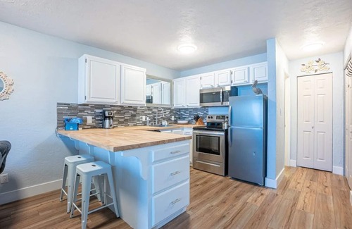 Eddyville Condo | 1st floor Oceanfront studio with king bed, AC & hot tub