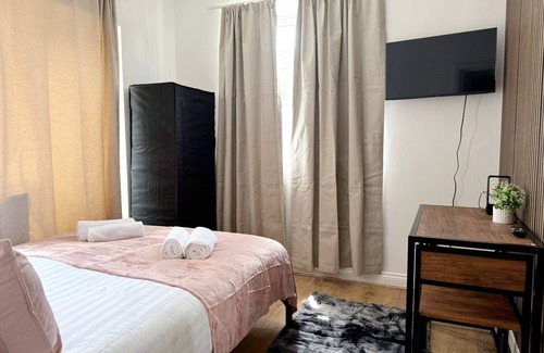 Dudden Hill Hotel | 1st Floor Quadruple Room in Wembley!-RD