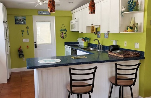 South Gate Ridge House | 2/1 Cute, Bright, artistic near #1 beach fenced privacy yard for pets!