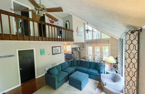 Westlake Corner House | 2.5 wooded acres on quiet deep water cove - create great vacation memories.