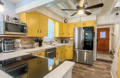 North Glade Hills House | 2 Adjacent Houses Rented Together!