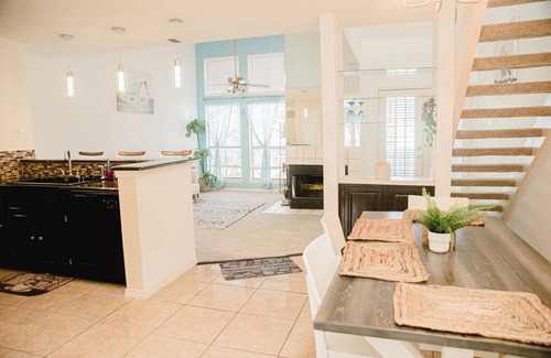 Irving Condo | 2 bd/1 b condo &fireplace. 10 min to DFW airport