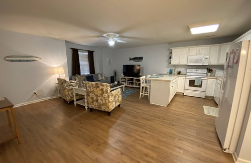 Long Beach Apartment | 2 Bd 2 Ba Spacious Condo - close to beach and shopping!