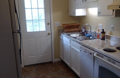 Rosewood Condo | 2 Bdrm Condo w/in 10 min from USC, Downtown Columbia, Ft Jackson, VA hospital