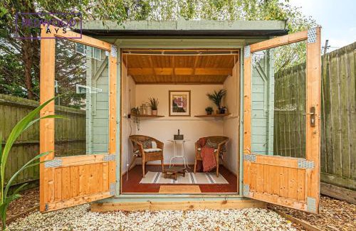 Alton House | 2 Bed 1 Bath House, Perfect for Corporate, Contractors & Families FREE Parking, Garden, Netflix By REDWOOD STAYS