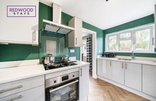 Alton House | 2 Bed 1 Bath House, Perfect for Corporate, Contractors & Families FREE Parking, Garden, Netflix By REDWOOD STAYS