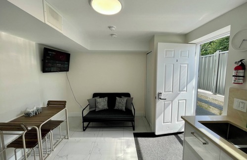 New Westminster House | 2-Bed/1-Bath Suite in New Westminster