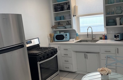 South Oceanside House | 2 bed 2 bath 3 blocks from water! Sleeps 6 - Dog Run!
