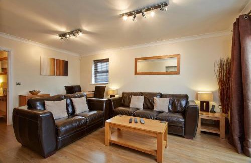 Greenham Apartment | 2 bed 2 bath at Jago Crt in Newbury - FREE parking with no height restrictions