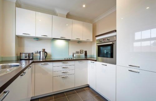 Greenham Apartment | 2 bed 2 bath at Jago Crt in Newbury - FREE parking with no height restrictions
