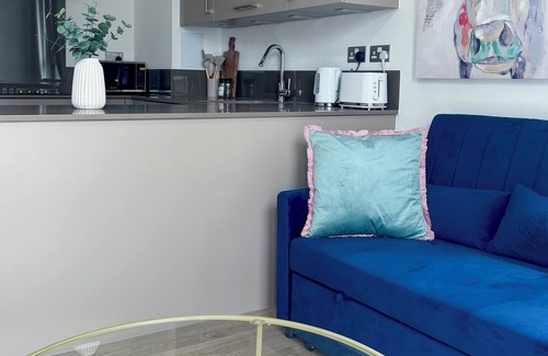 Lansbury Apartment | 2 bed 2 bath Luxury apt | 1 min to stn.