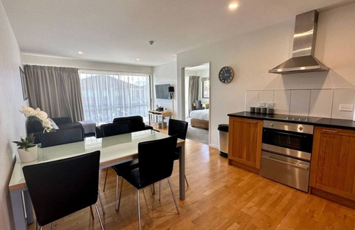 Wanaka Apartment | 2 Bed | 2 Ensuites | Central to ski fields | Balcony |Sleeps 4