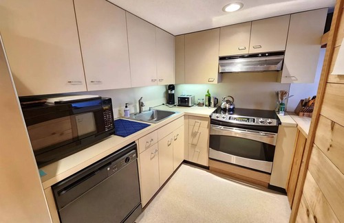 Lincoln House | 2 Bed/2Bath White Mtn treetop Townhome across from Loon w views,npool & shuttle