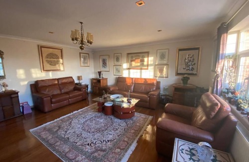 High Wycombe House | 2-Bed Apartment in High Wycombe Private Garden
