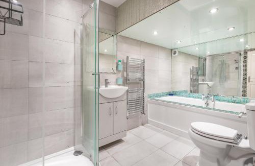 Coppetts Apartment | 2-Bed Apartment Steps from Muswell Hill