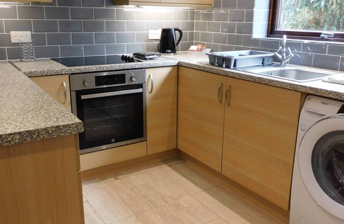 Paisley Apartment | 2 bed Apt, on Quiet Cul-de-Sac, Fab Location