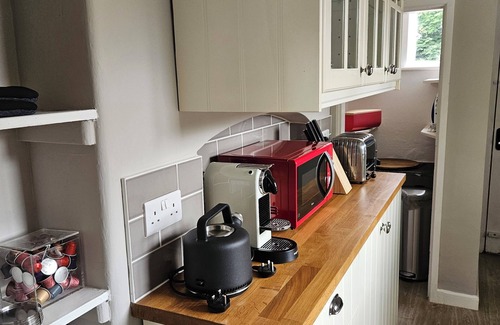 Chester House | 2-Bed Cottage Retreat Next to Famous White Horse!