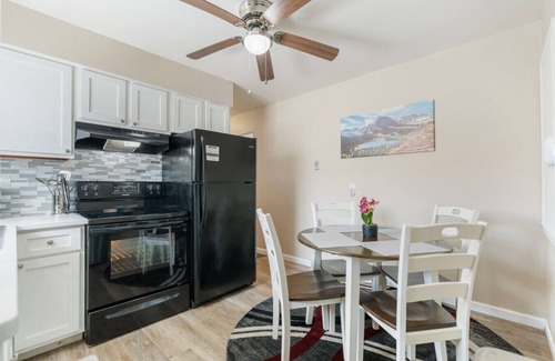 Akron Apartment | 2 Bed Cozy Mountain Themed Oasis